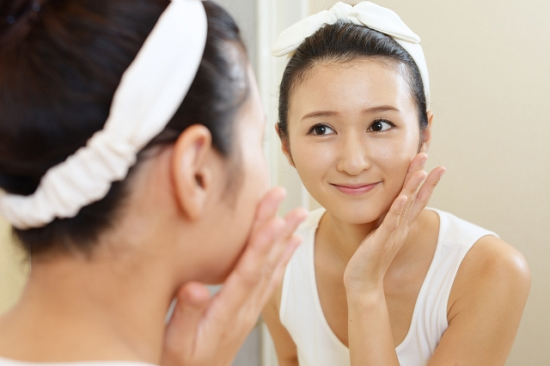 おすすめの敏感肌化粧水を使う女性